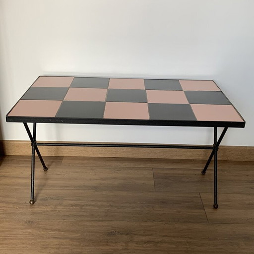 Table basse vintage en métal et damier noir et rose