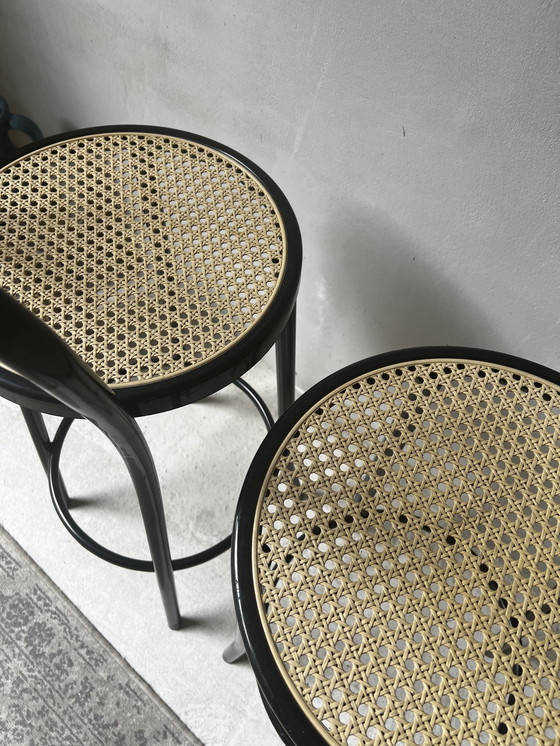 Image 1 of Ensemble de deux tabourets de bar style Thonet en métal avec sangles en plastique