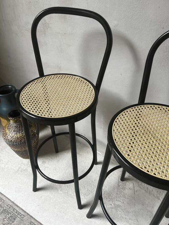 Image 1 of Ensemble de deux tabourets de bar style Thonet en métal avec sangles en plastique