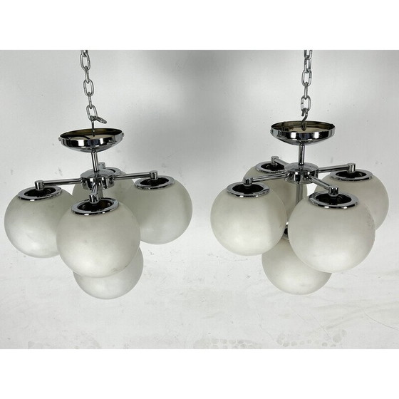 Image 1 of Paire de lampes suspendues vintage en chrome et verre opalin, Italie 1980