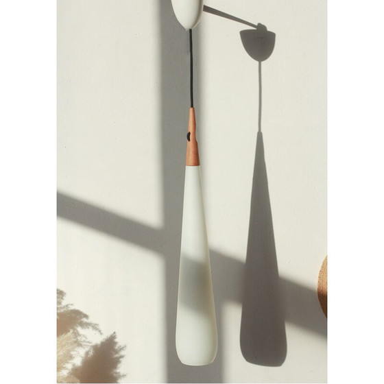 Image 1 of Lampe suspendue vintage en teck et verre opalin par Uno et Östen Kristiansson pour Luxus, 1970