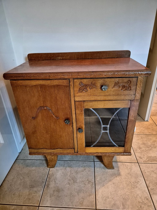 Petite armoire ancienne avec vitrail