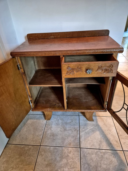 Petite armoire ancienne avec vitrail