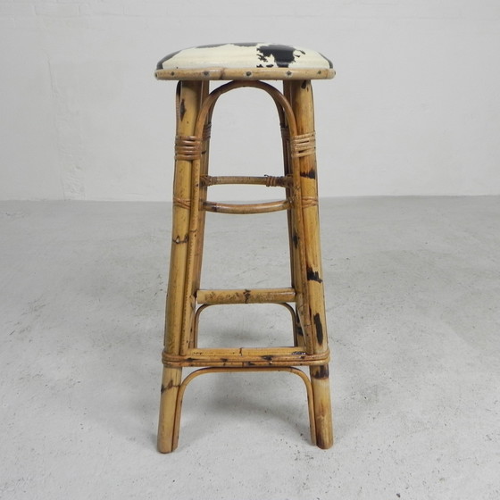 Image 1 of Tabouret de bar en bambou avec siège en skaï en imprimé vache, années 1950