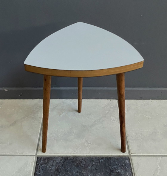 Image 1 of Table d'appoint triangulaire en formica gris 1960S