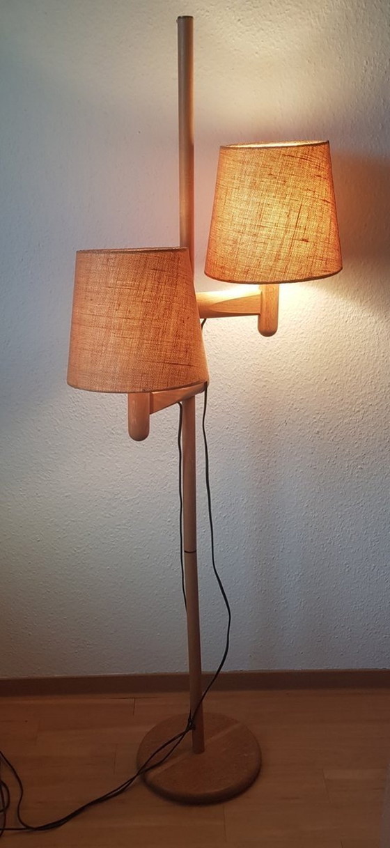 Image 1 of Lampadaire en bois avec 2 abat-jour de Temde