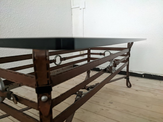 Image 1 of Table vintage en faux cuir