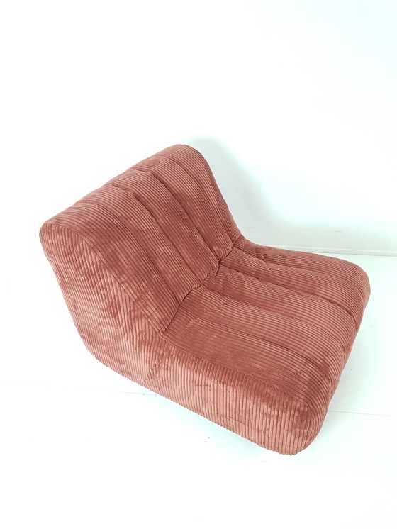 Image 1 of Fauteuil rose foncé tissu côtelé nouvellement tapissé