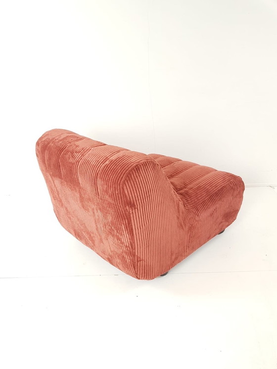 Image 1 of Fauteuil rose foncé tissu côtelé nouvellement tapissé