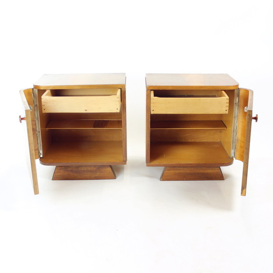 Image 1 of Ensemble de 2 tables de chevet Art Déco en noyer, Tchécoslovaquie années 1940