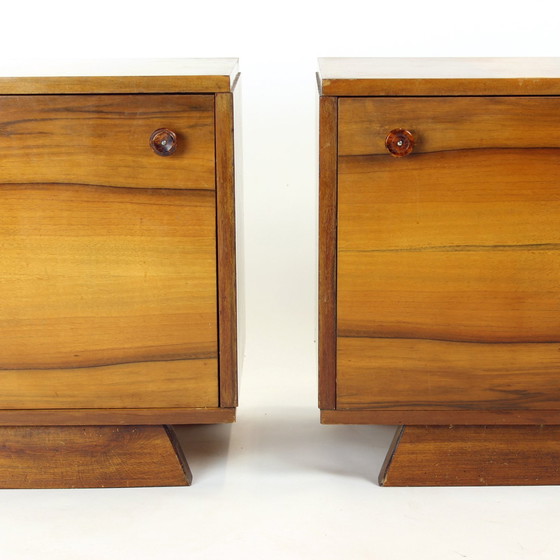 Image 1 of Ensemble de 2 tables de chevet Art Déco en noyer, Tchécoslovaquie années 1940