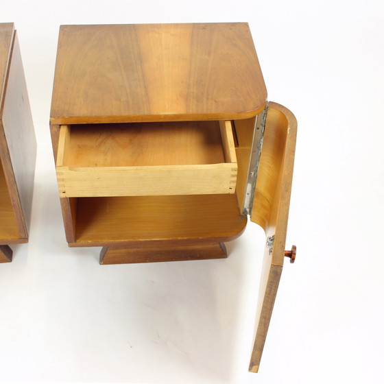 Image 1 of Ensemble de 2 tables de chevet Art Déco en noyer, Tchécoslovaquie années 1940
