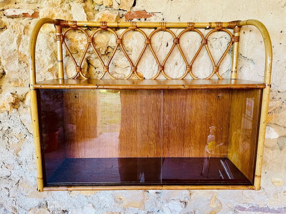 Image 1 of Etagère murale vintage en rotin et bambou avec portes coulissantes en verre, 1960S