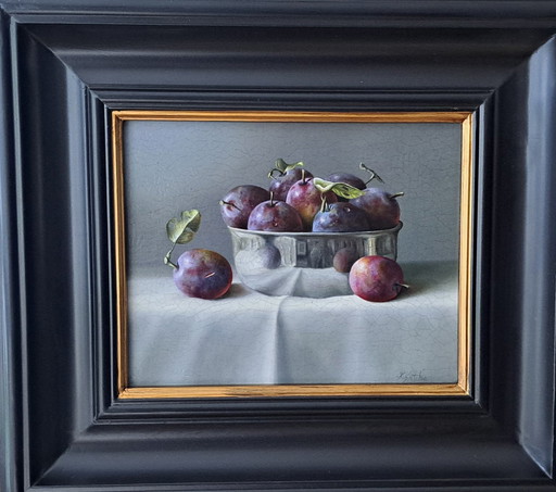 Nature morte aux prunes dans un bol en argent par Rob Ritchie