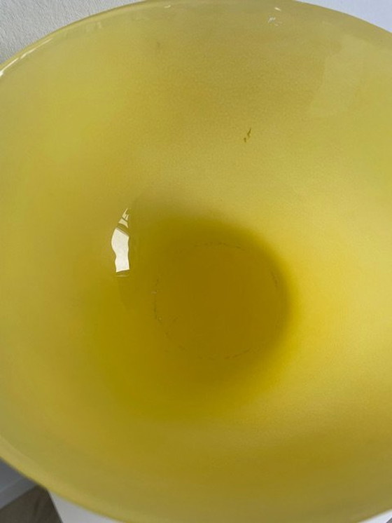 Image 1 of Bol exécuté en verre dépoli jaune