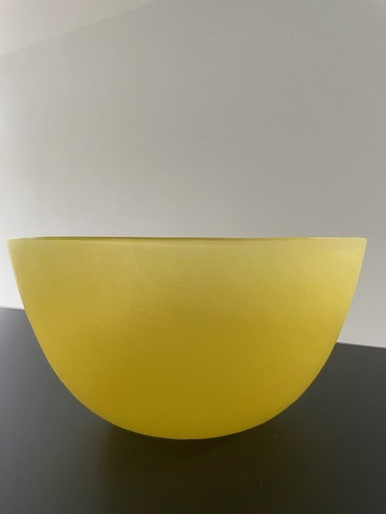 Image 1 of Bol exécuté en verre dépoli jaune