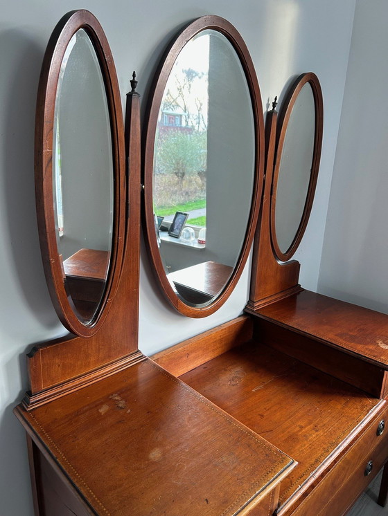 Image 1 of Coiffeuse ancienne avec plusieurs tiroirs et 3 miroirs