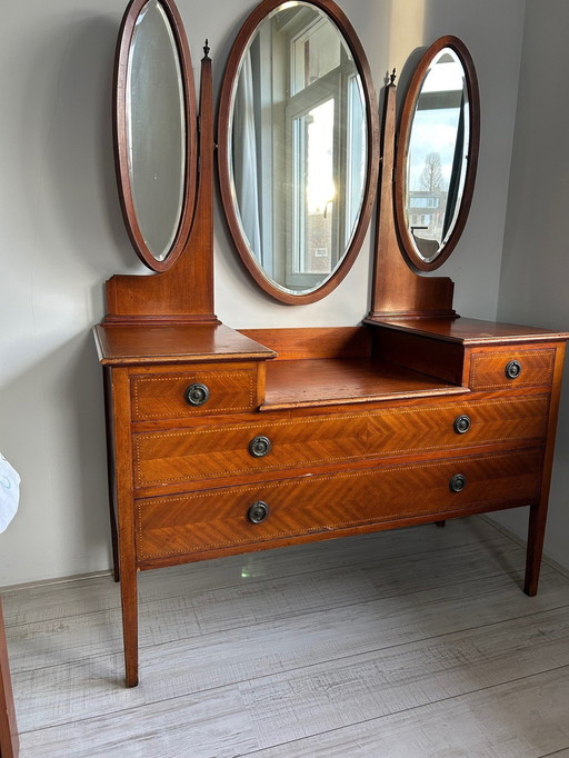 Coiffeuse ancienne avec plusieurs tiroirs et 3 miroirs