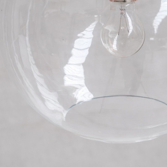 Image 1 of Lampe suspendue vintage en forme d'ampoule en verre transparent et laiton patiné, France 1950