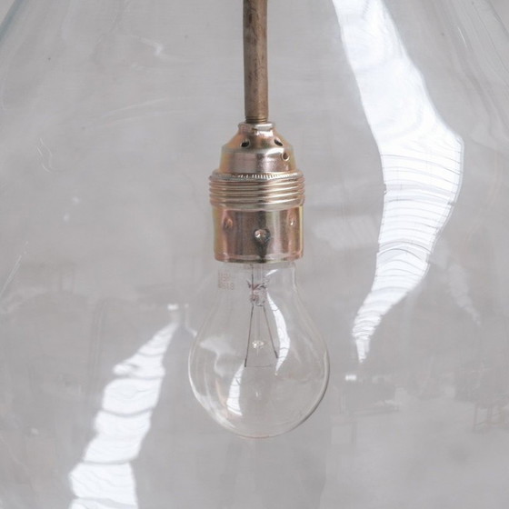Image 1 of Lampe suspendue vintage en forme d'ampoule en verre transparent et laiton patiné, France 1950