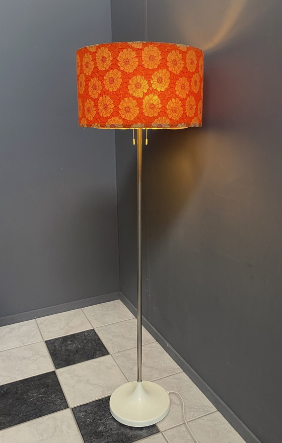 Image 1 of Lampadaire orange à abat-jour fleuri 1960S