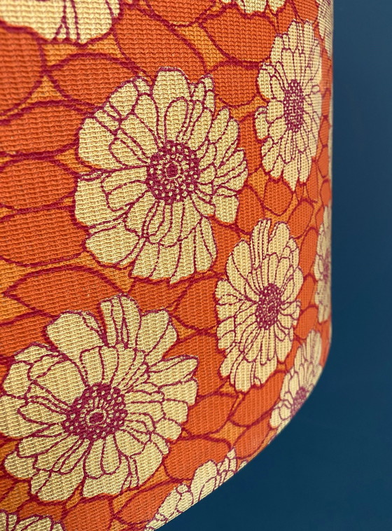 Image 1 of Lampadaire orange à abat-jour fleuri 1960S