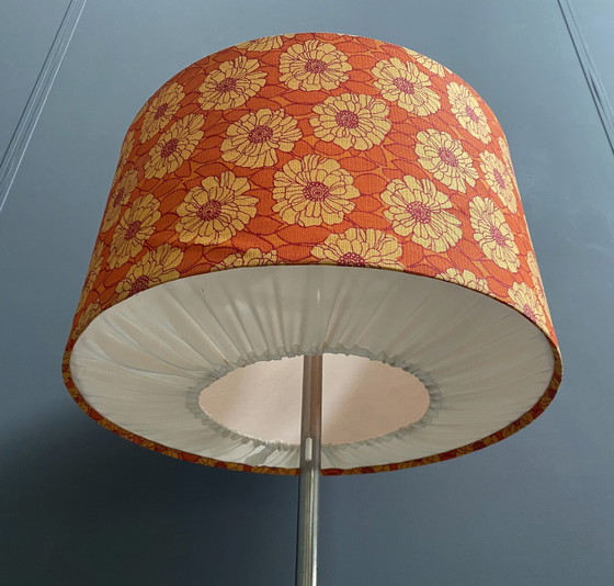 Image 1 of Lampadaire orange à abat-jour fleuri 1960S