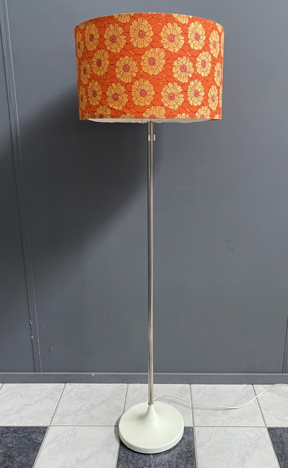 Image 1 of Lampadaire orange à abat-jour fleuri 1960S