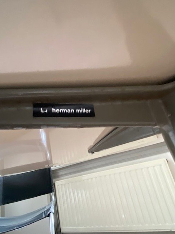 Image 1 of Herman Miller Table ronde Eames