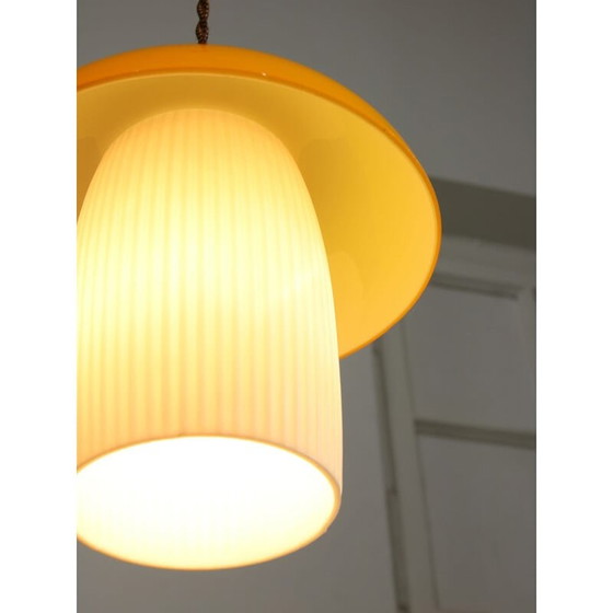 Image 1 of Lampe suspendue Mushroom en verre jaune et laiton du Mid Century