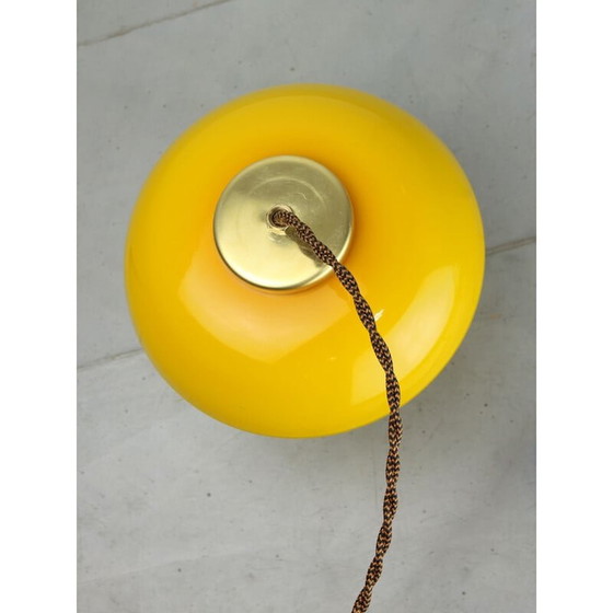 Image 1 of Lampe suspendue Mushroom en verre jaune et laiton du Mid Century