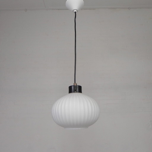 Lampe suspendue vintage avec ampoule en verre strié blanc, années 1960
