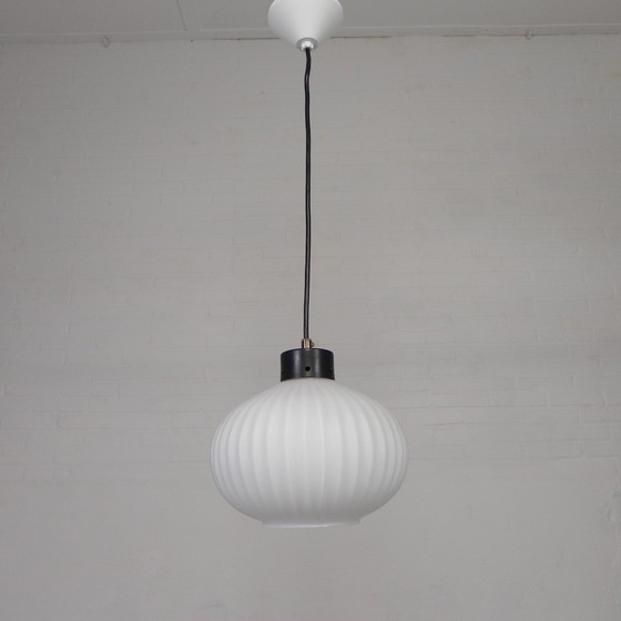 Image 1 of Lampe suspendue vintage avec ampoule en verre strié blanc, années 1960