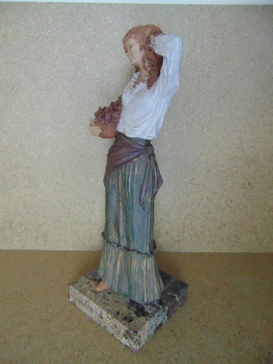 Image 1 of Statue de femme ( signée )