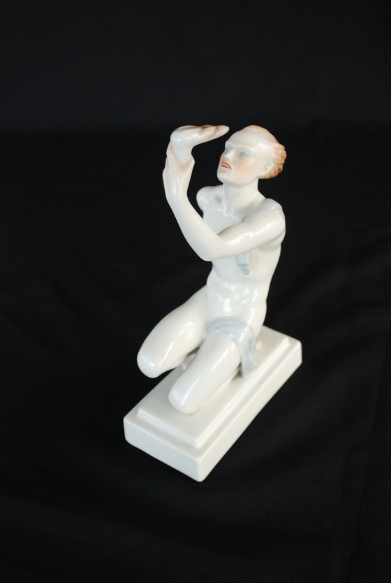 Image 1 of Homme nu avec porteur de la flamme olympique Porcelaine Herend