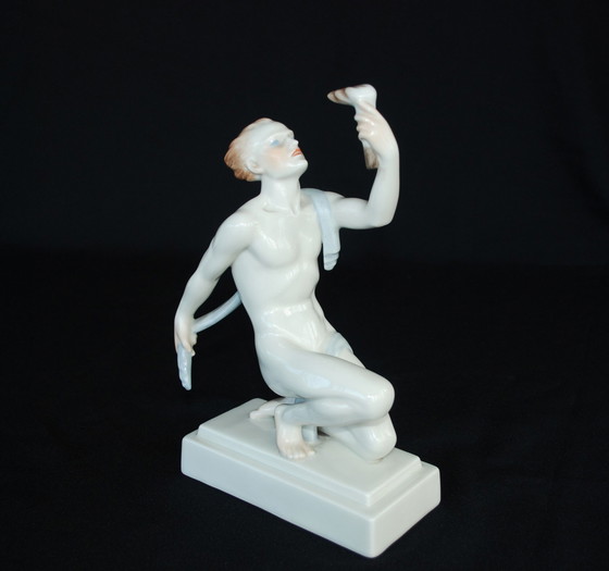 Image 1 of Homme nu avec porteur de la flamme olympique Porcelaine Herend