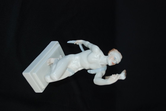 Image 1 of Homme nu avec porteur de la flamme olympique Porcelaine Herend