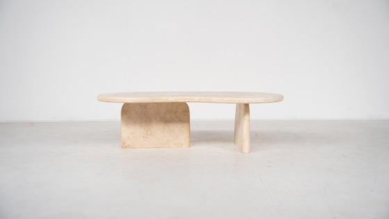 Image 1 of Table basse contemporaine en forme de haricot, travertin