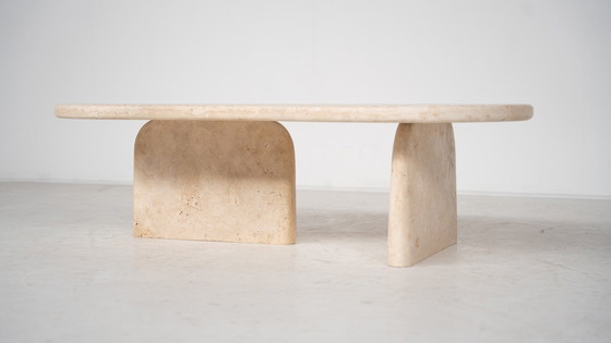 Image 1 of Table basse contemporaine en forme de haricot, travertin