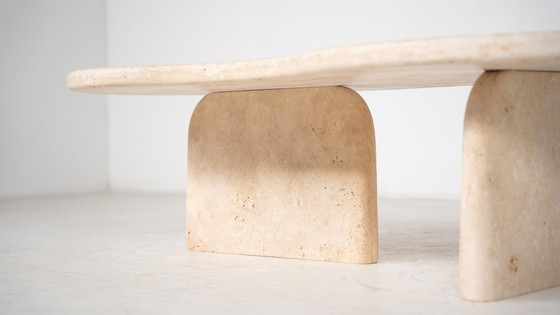 Image 1 of Table basse contemporaine en forme de haricot, travertin