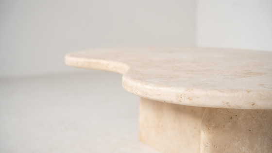 Image 1 of Table basse contemporaine en forme de haricot, travertin