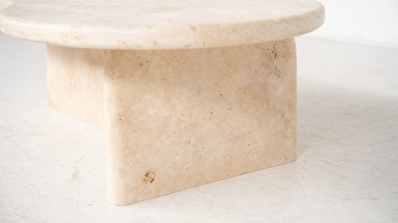 Image 1 of Table basse contemporaine en forme de haricot, travertin