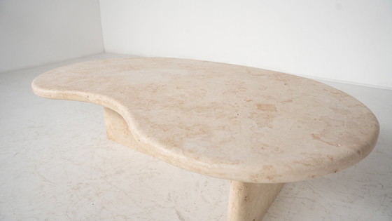 Image 1 of Table basse contemporaine en forme de haricot, travertin