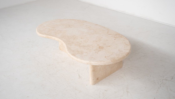 Image 1 of Table basse contemporaine en forme de haricot, travertin