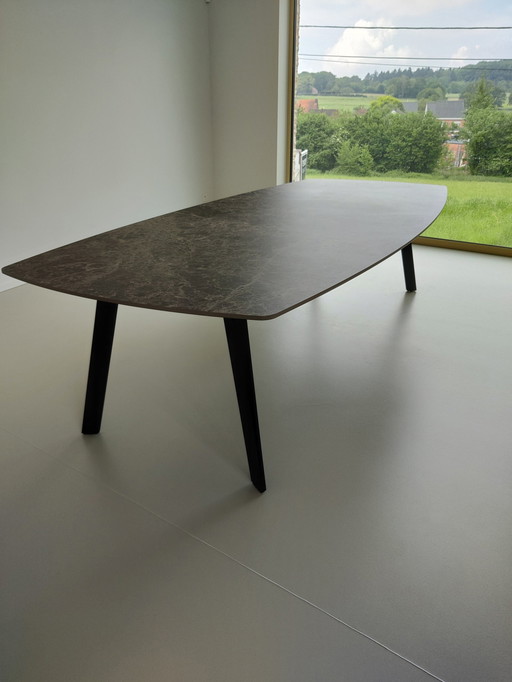 Belle table longue avec plateau en céramique