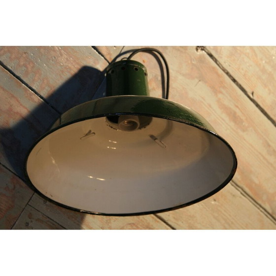 Image 1 of Lampe suspendue en tôle d'acier industrielle verte 33 Mi", 1960