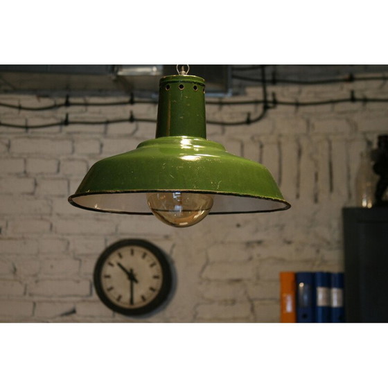Image 1 of Lampe suspendue en tôle d'acier industrielle verte 33 Mi", 1960
