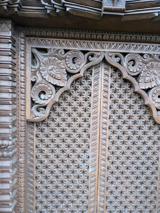 Image 1 of Fenêtre en bois sculpté du Népal