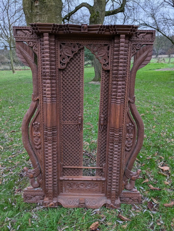 Image 1 of Fenêtre en bois sculpté du Népal