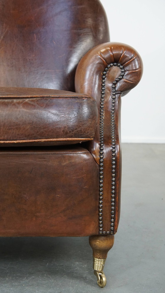 Image 1 of Fauteuil à roulettes en peau de mouton foncé